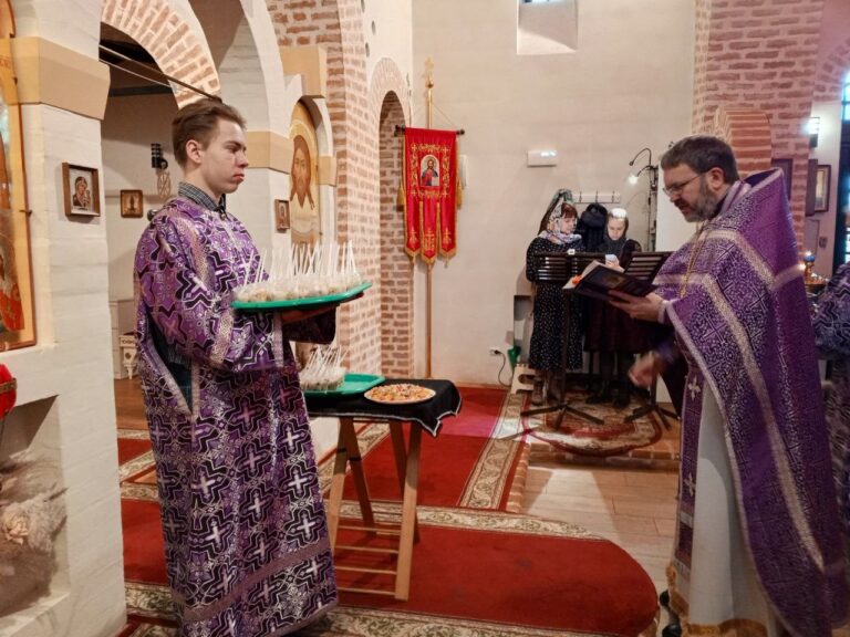 Память великомученика Феодора Тирона, благословение и раздача колива